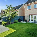 Family-friendly 4-bedroom House In Moston With Parking And Garden Prázdninový dům Manchester