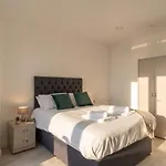 Modern In Salford Great Views *