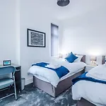 Fun & Spacious 3bed L Pool Table & Pingpong Table Manchester