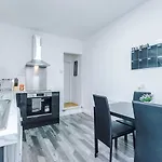 Fun & Spacious 3bed L Pool Table & Pingpong Table