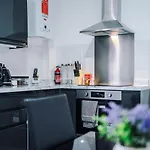 Fun & Spacious 3bed L Pool Table & Pingpong Table Manchester