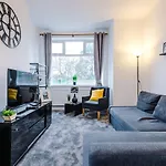 Fun & Spacious 3bed L Pool Table & Pingpong Table * Manchester