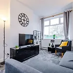 Fun & Spacious 3bed L Pool Table & Pingpong Table Manchester