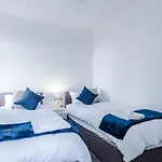 Fun & Spacious 3bed L Pool Table & Pingpong Table * Manchester