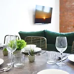 The Larimar Apartmán Manchester