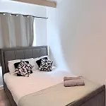 Dom wakacyjny 2Br House With Free Parking & Garden - Sleeps 4 - Near City Centre & Old Trafford Manchester