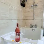 2Br House With Free Parking & Garden - Sleeps 4 - Near City Centre & Old Trafford * Manchester