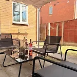 Dom wakacyjny 2Br House With Free Parking & Garden - Sleeps 4 - Near City Centre & Old Trafford Manchester