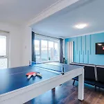 Prázdninový dům New Spacious House, Pool Table, Driveway Parking And Ps4