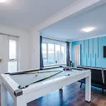 Prázdninový dům New Spacious House, Pool Table, Driveway Parking And Ps4 Manchester