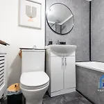 Modern Townhouse-free Parking-game Room-w-ifi *