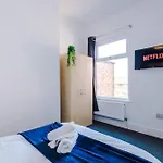 New Large 4 Bedroom House, Sleeps 9, Games Room, Free Parking, Ps4 *