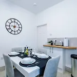 New Large 4 Bedroom House, Sleeps 9, Games Room, Free Parking, Ps4 Manchester