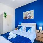 Hébergement de vacances New Large 4 Bedroom House, Sleeps 9, Games Room, Free Parking, Ps4 *