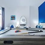 New Large 4 Bedroom House, Sleeps 9, Games Room, Free Parking, Ps4 Hébergement de vacances Manchester