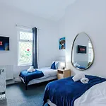 Hébergement de vacances New Large 4 Bedroom House, Sleeps 9, Games Room, Free Parking, Ps4 Manchester