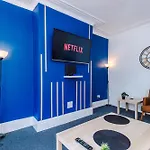 New Large 4 Bedroom House, Sleeps 9, Games Room, Free Parking, Ps4 Manchester