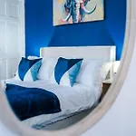 New Large 4 Bedroom House, Sleeps 9, Games Room, Free Parking, Ps4