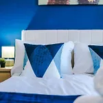 New Large 4 Bedroom House, Sleeps 9, Games Room, Free Parking, Ps4 * Manchester