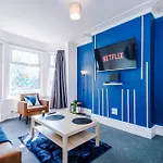 New Large 4 Bedroom House, Sleeps 9, Games Room, Free Parking, Ps4 Hébergement de vacances *