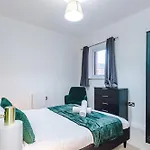 New, Luxe 2br, Manchester, Pool Table, Parking, Balcony, Ps4 *