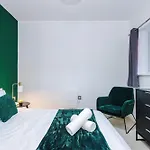 New, Luxe 2br, Manchester, Pool Table, Parking, Balcony, Ps4