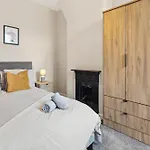 Home, Sleeps 6, Contractor Friendly, Free Parking 度假居 *