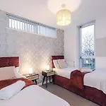 Дом отдыха Group Stay, Sleeps 12, 3 Bathroom *
