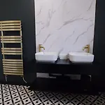 Warden Home-9 Guests-4 Bedrooms-near Etihad Stadium & Co-op Arena-100 - Near Train Station & Bus Station