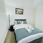 Casa vacanze Stylish 4 Bedrome House - Free Parking *
