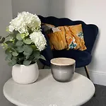 New Stylish 4br - Sleeps 9 - Parking