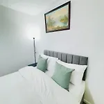 Stylish 4 Bedrome House - Free Parking Дом отдыха *