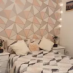 Homely Near Center- Females Preferred * 맨체스터