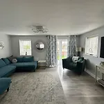 Spacious 4br House With Canal Views & Garden Дом отдыха Манчестер
