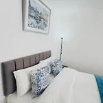 Stylish 4 Bedrome House - Free Parking Casa vacanze