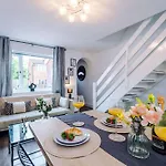 Дом отдыха Modern 2-bed By 53 Degrees Near Etihad & Centre, With Free Parking! *