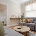 Nyaraló 2br Cozy Retreat - Pool Table - Wifi - Sleeps 7 Manchester