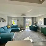 Spacious 4br House With Canal Views & Garden Дом отдыха *