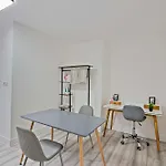 Spacious 5br House Near Centre 펜션 *
