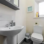 Spacious 4br Near Etihad - Free Parking - 5 Min Train Station