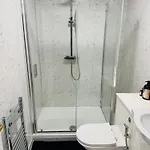 Contractors And Tourists Friendly In Salford Gasthof *