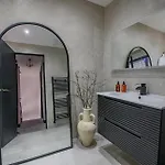 Spacious 2 Bedroom House Sleeps 4 L On-street Parking L The Cosy Corner Nationwide Hébergement de vacances Manchester