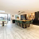 Ferienhaus Stunning Family With Hot Tub In Worsley