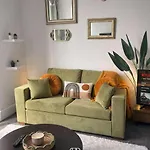 Дом отдыха New Stylish 4br - Sleeps 9 - Parking *