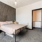 Warden Home-9 Guests-4 Bedrooms-near Etihad Stadium & Co-op Arena-100 - Near Train Station & Bus Station 度假居 曼彻斯特