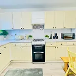 Stylish 4 Bedrome House - Free Parking *