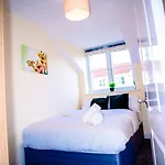House - Sleeps 7 - Parking - 10min Drive To Centre Prázdninový dům Manchester