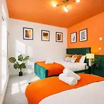 Casa vacanze 2 Bedroom House With 4 Beds, 3 Doubles & 1 Single - In Salford, 10 Mins Uber From Centre - Located In Salford Close To Old Trafford, United, Trafford Park, Salford Quays & More! With Garden & Parking - By Maevela *