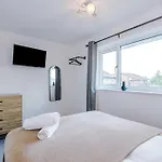 Modern 2-bed By 53 Degrees Near Etihad & Centre, With Free Parking! Дом отдыха