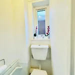 Stylish 4 Bedrome House - Free Parking Manchester